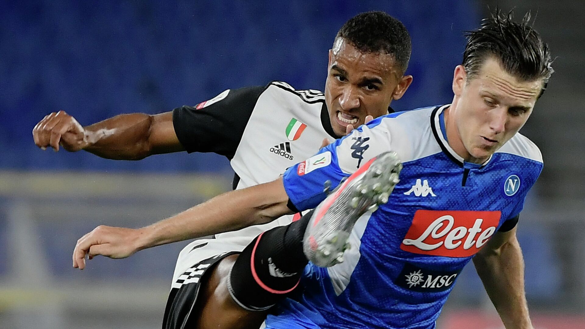 Juventus' Brazilian defender Danilo (L) tackles Napoli's Polish defender Piotr Zielinski during the TIM Italian Cup (Coppa Italia) final football match Napoli vs Juventus on June 17, 2020 at the Olympic stadium in Rome, played behind closed doors as the country gradually eases the lockdown aimed at curbing the spread of the COVID-19 infection, caused by the novel coronavirus. (Photo by Filippo MONTEFORTE / AFP) - РИА Новости, 1920, 02.10.2020