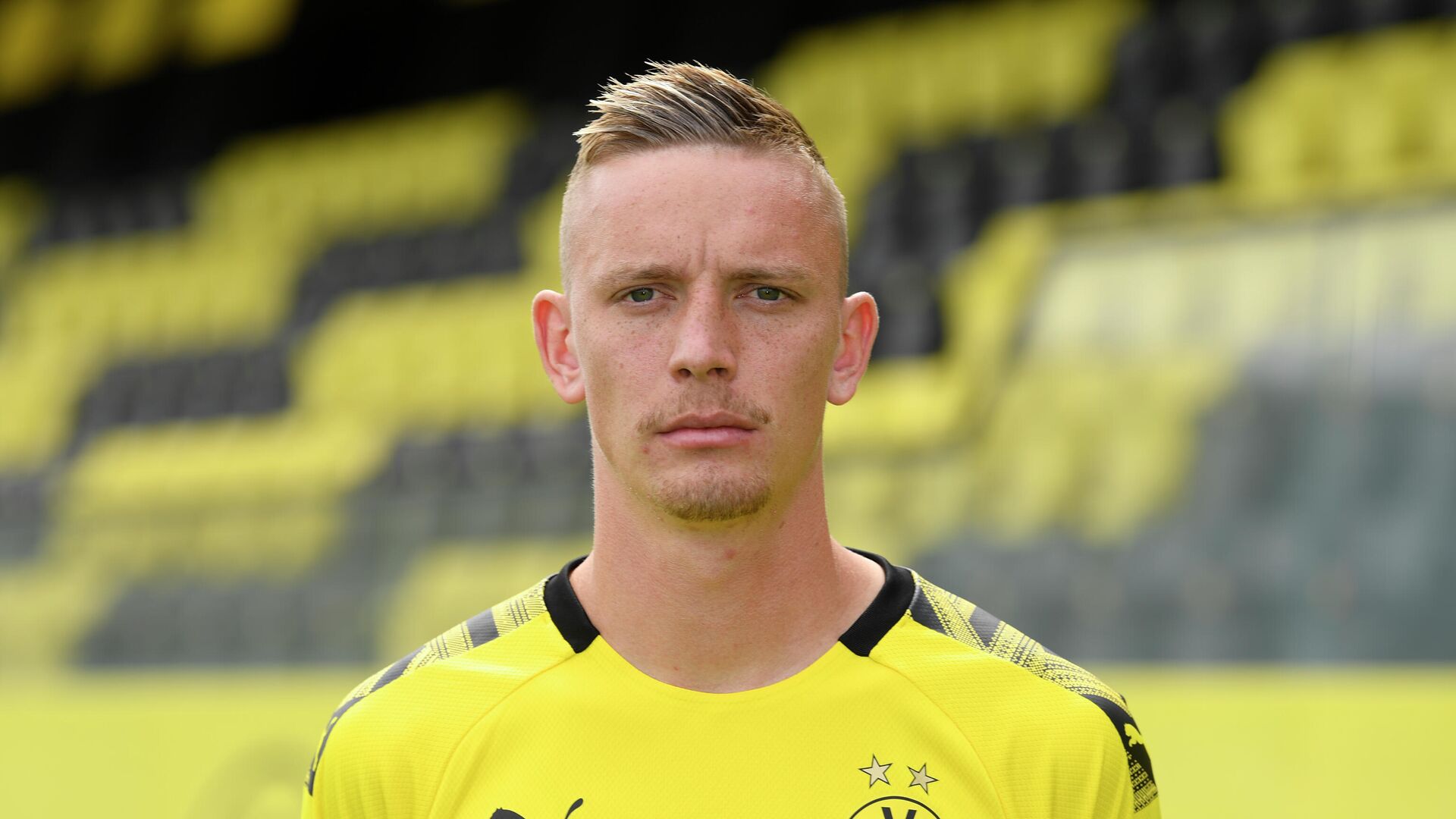 Dortmund's German forward Marius Wolf poses for a photo during the presentation of Borussia Dortmund's squad for the upcoming first Bundesliga season at their training ground in Dortmund, western Germany, on August 6, 2019. (Photo by INA FASSBENDER / POOL / AFP) - РИА Новости, 1920, 02.10.2020