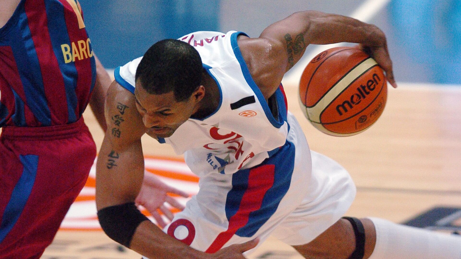 CSKA Moscow's David Vanterpool vies in the semifinal match at the Final Four Euroleague Basketball match between Spain's Winthertur F.C. Barcelona and CSKA Moscow in Prague on 28 April 2006.CSKA Moscow won and will meet in the final with Maccabi TelAviv.
AFP PHOTO/MICHAL CIZEK (Photo by MICHAL CIZEK / AFP) - РИА Новости, 1920, 02.10.2020