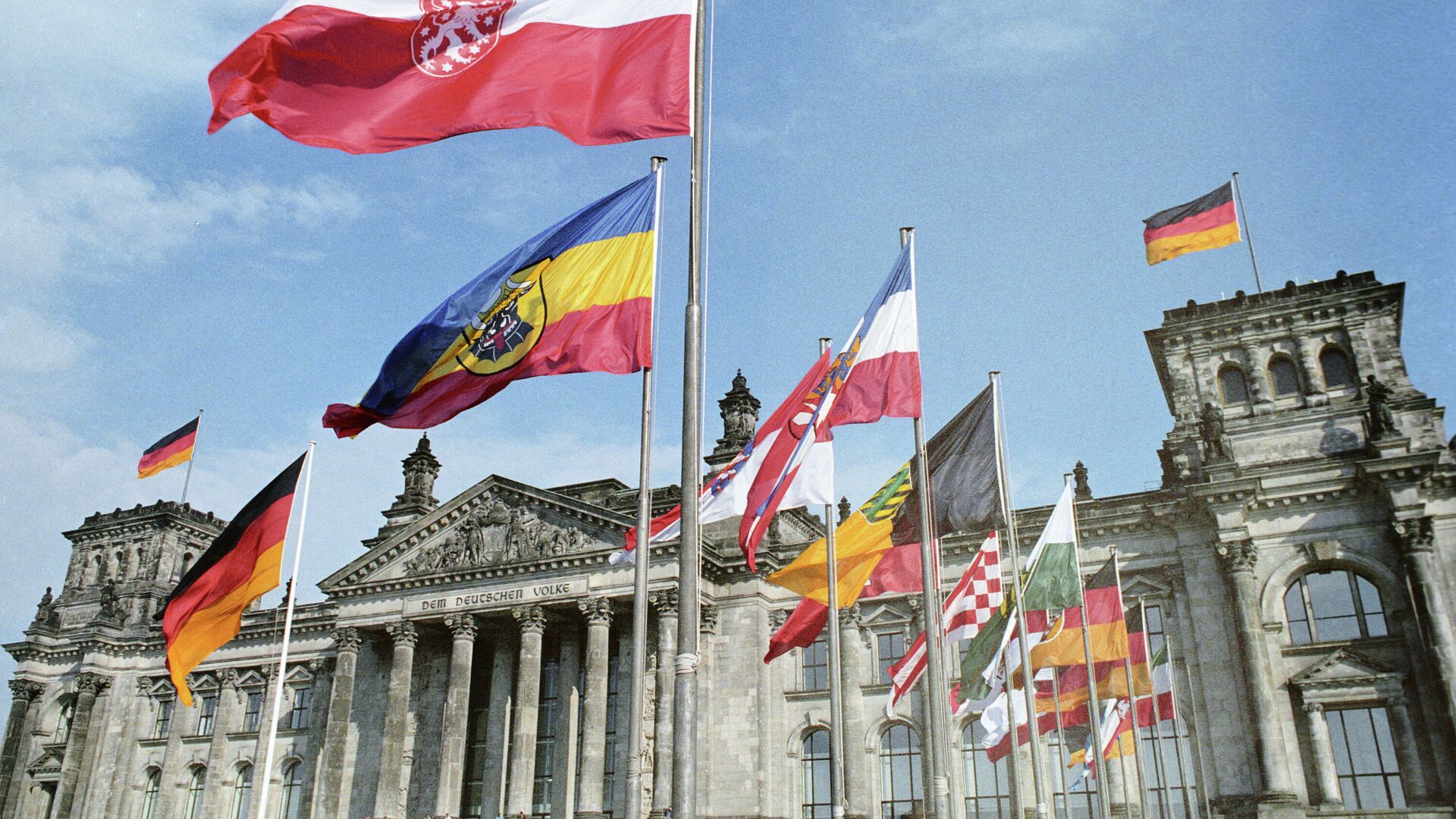 Флаги у рейхстага во время объединения ГДР и ФРГ - РИА Новости, 1920, 10.02.2021