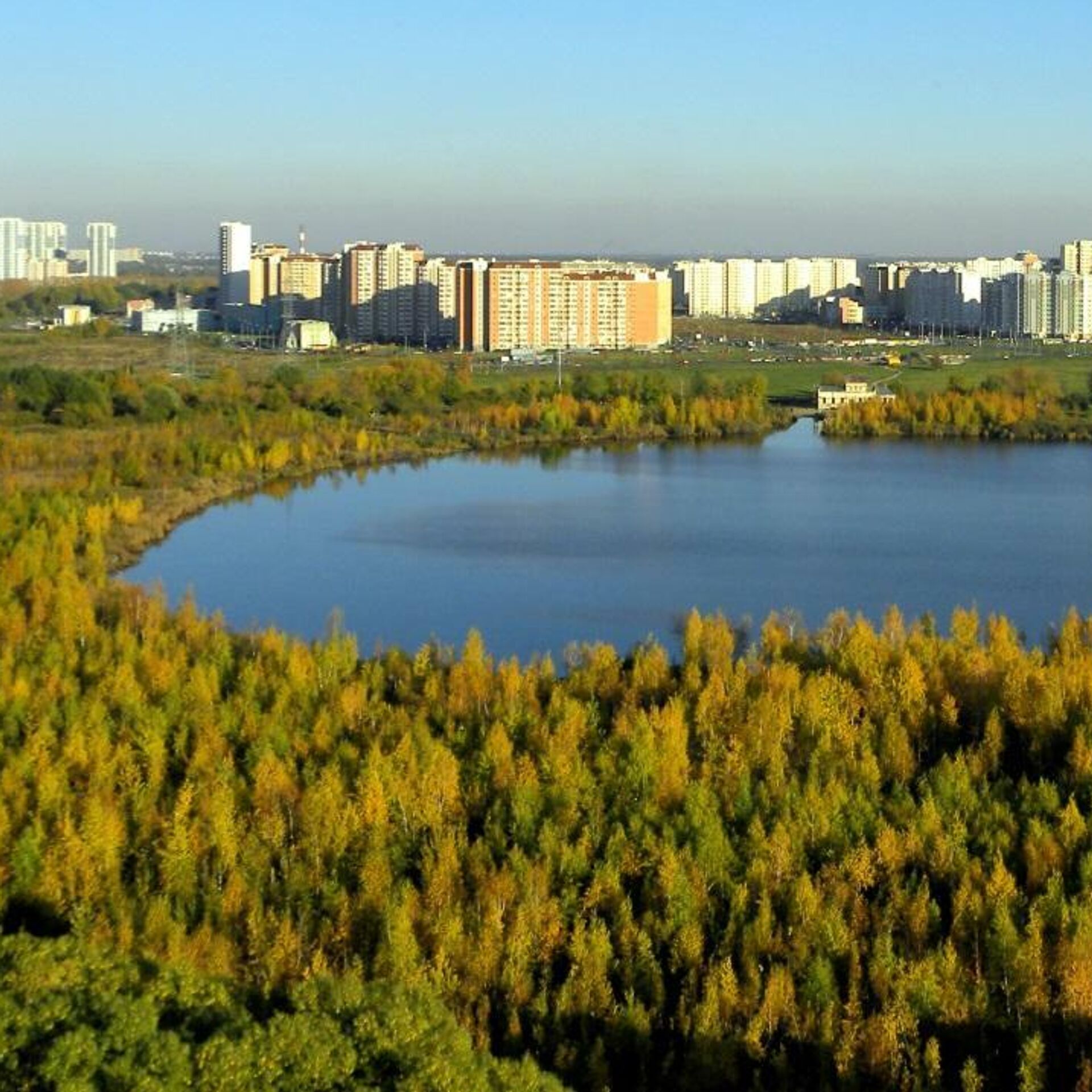 Погода в г озерах. Озеро жаркое Орехово-Зуево. Озеро в городе. Озеро жаркое. Город за озером.