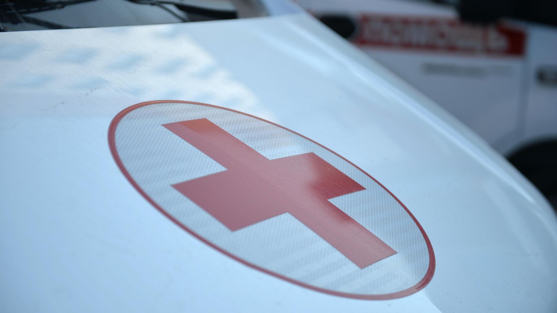 Красный крест на автомобиле скорой медицинской помощи - РИА Новости, 1920, 02.07.2024