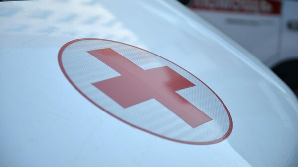 Красный крест на автомобиле скорой медицинской помощи