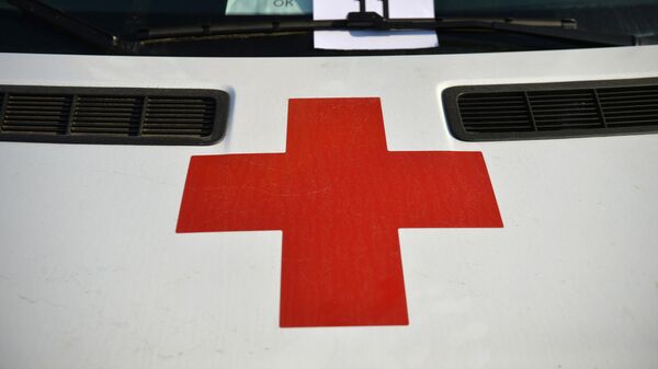Красный крест на автомобиле скорой медицинской помощи. Архивное фото