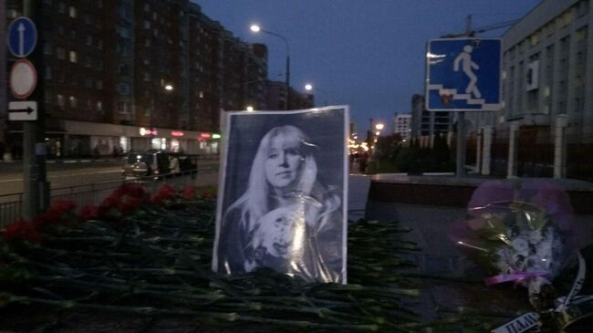 На месте гибели женщины в центре Нижнего Новгорода - стихийный мемориал с фото Ирины Славиной