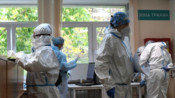 Медицинские работники в приемном отделении госпиталя COVID-19 городской клинической больницы № 52 в Москве