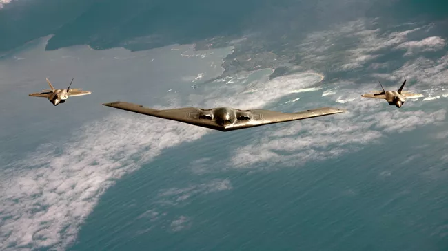 Американский малозаметный стратегический бомбардировщик Northrop B-2 Spirit