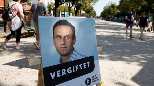 Портрет Алексея Навального с подписью отравлен у здания посольства Российской Федерации в Берлине
