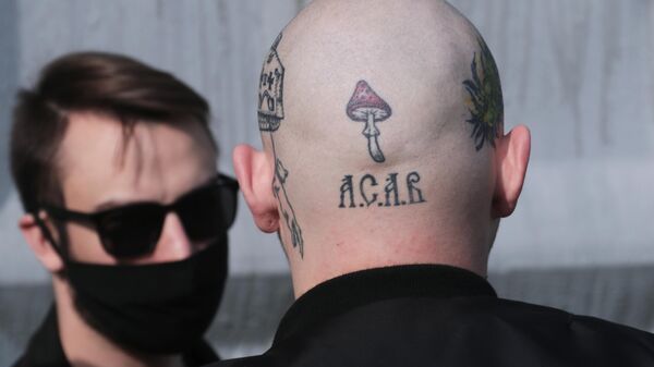 Татуировки на голове мужчины, пришедшего на церемонию прощания с националистом Максимом Марцинкевичем 