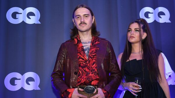 Участники группы Little Big Софья Таюрская и Илья Прусикин перед началом финального этапа голосования премии Человек года по версии журнала GQ в Москве.
