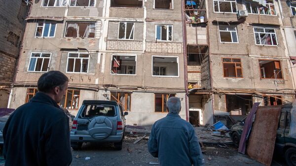 Жилой многоквартирный дом, пострадавший в результате обстрела Степанакерта в Нагорном Карабахе