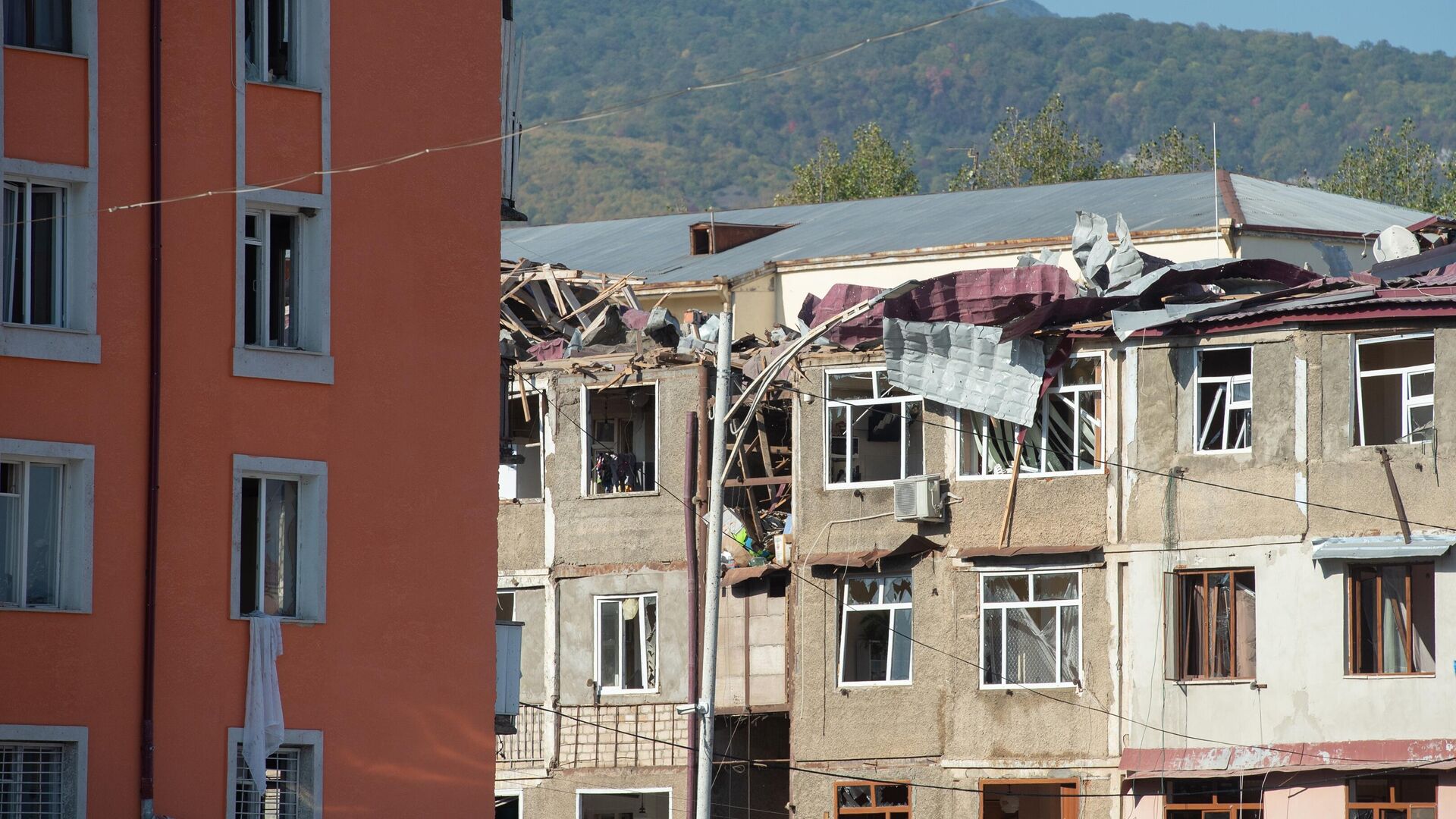 Жилые многоквартирные дома, пострадавшие в результате обстрела Степанакерта в Нагорном Карабахе - РИА Новости, 1920, 04.10.2020