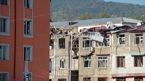 Жилые многоквартирные дома, пострадавшие в результате обстрела Степанакерта в Нагорном Карабахе