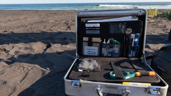Комплект эксперта-криминалиста на месте предполагаемого происшествия на Халактырском пляже на Камчатке