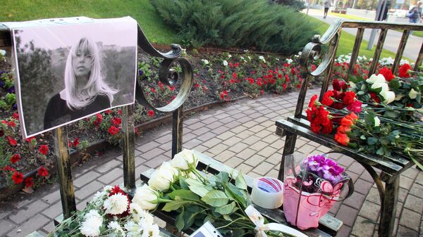 Цветы и свечи у места гибели журналистки Ирины Славиной возле здания ГУ МВД России по Нижегородской области