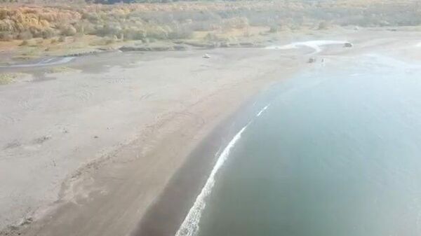Пляж на Камчатке, где вода была загрязнена нефтепродуктами. Видео Росприроднадзора