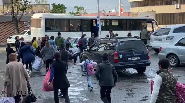 Жители Степанакерта уезжают из города в связи с обострением ситуации в Нагорном Карабахе. Скриншот видео