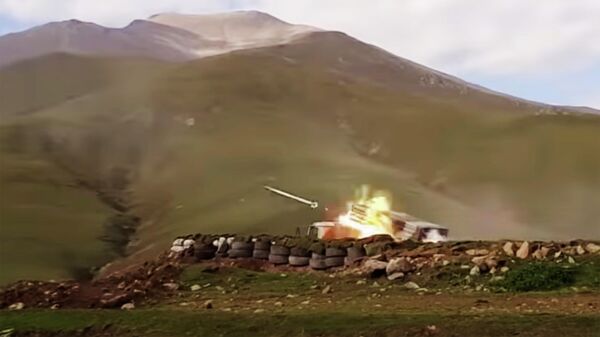 Стрельба из реактивных установок залпового огня азербайджанской армии во время боев с силами самопровозглашенной Нагорно-Карабахской республики