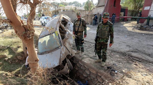 Афганские военные на месте взрыва автомобиля в провинции Нангархар