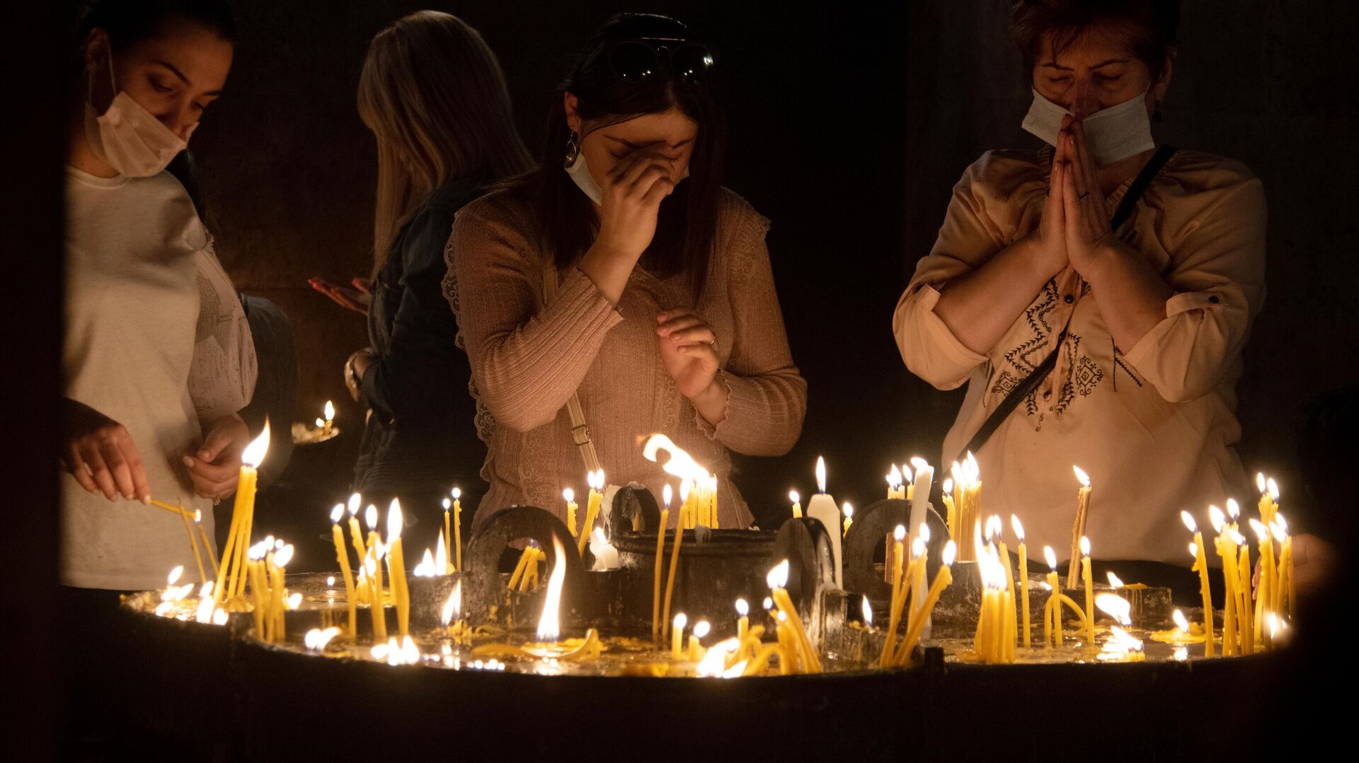 Женщины на общенациональной молитве в соборе Святого Григория Просветителя в Ереване - РИА Новости, 1920, 19.12.2020