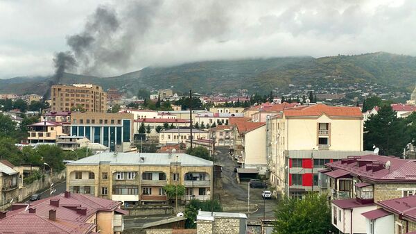 Дым от артиллерийского удара в центре Степанакерта
