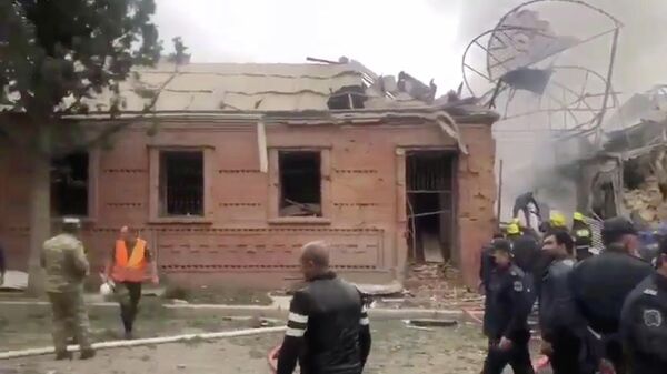 Последствия удара в Гяндже на западе Азербайджана