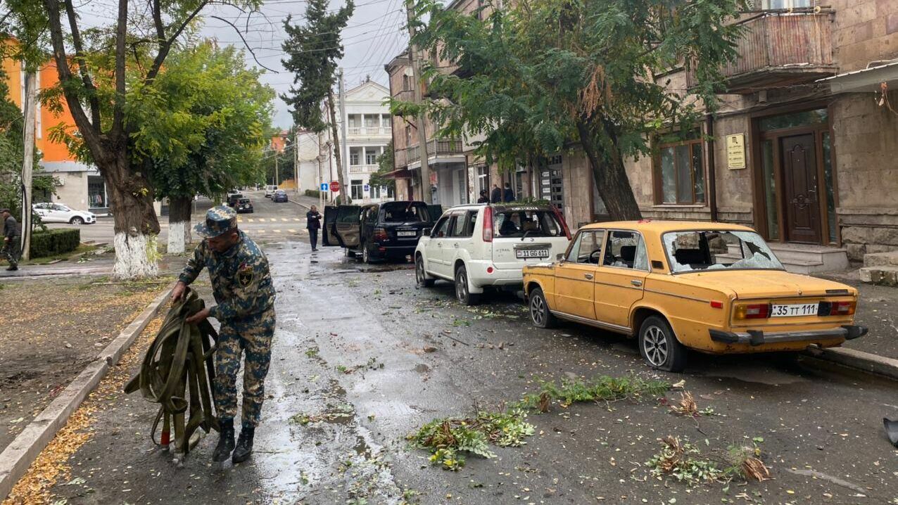 Автомобили, поврежденные в результате обстрела в Степанакерте - РИА Новости, 1920, 04.10.2020