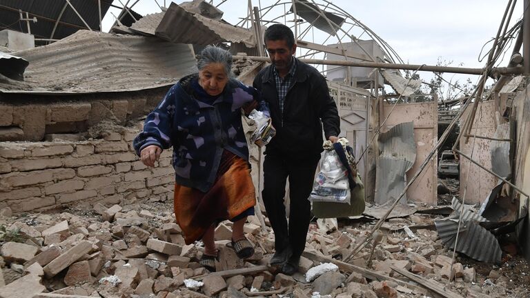 Жители дома, разрушенного в результате обстрела города Гянджа
