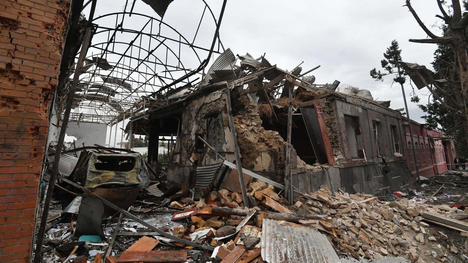 Жилые дома, разрушенные в результате обстрела города Гянджа - РИА Новости, 1920, 04.10.2020