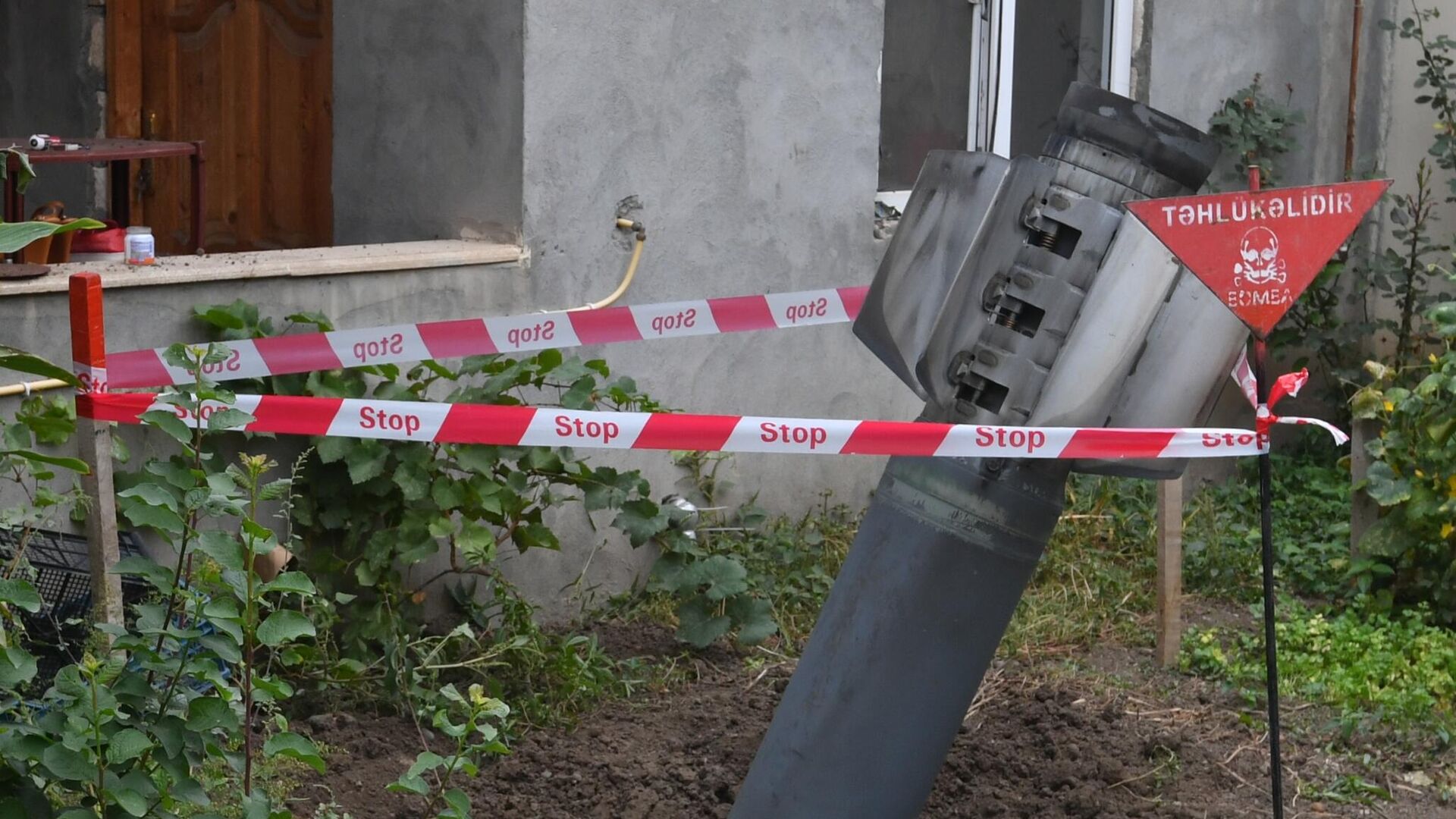 Неразорвашаяся ракета во дворе жилого дома в городе Гянджа - РИА Новости, 1920, 16.10.2020