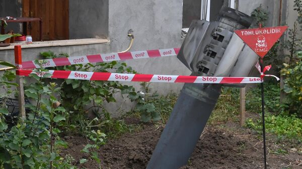 Неразорвашаяся ракета во дворе жилого дома в городе Гянджа
