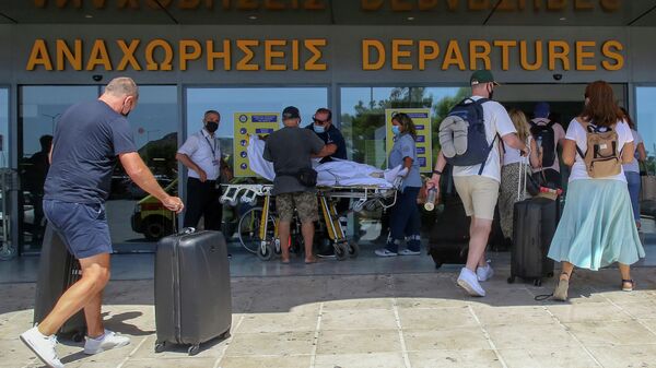 Туристы в аэропорту Ираклиона, Греция