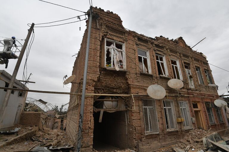 Жилой дом, разрушенный в результате обстрела города Гянджа