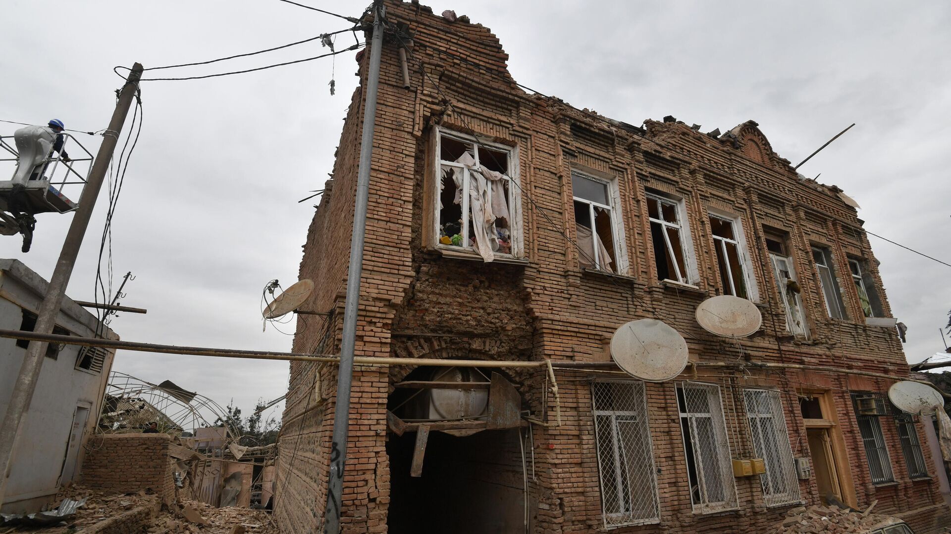 Жилой дом, разрушенный в результате обстрела города Гянджа - РИА Новости, 1920, 04.10.2020