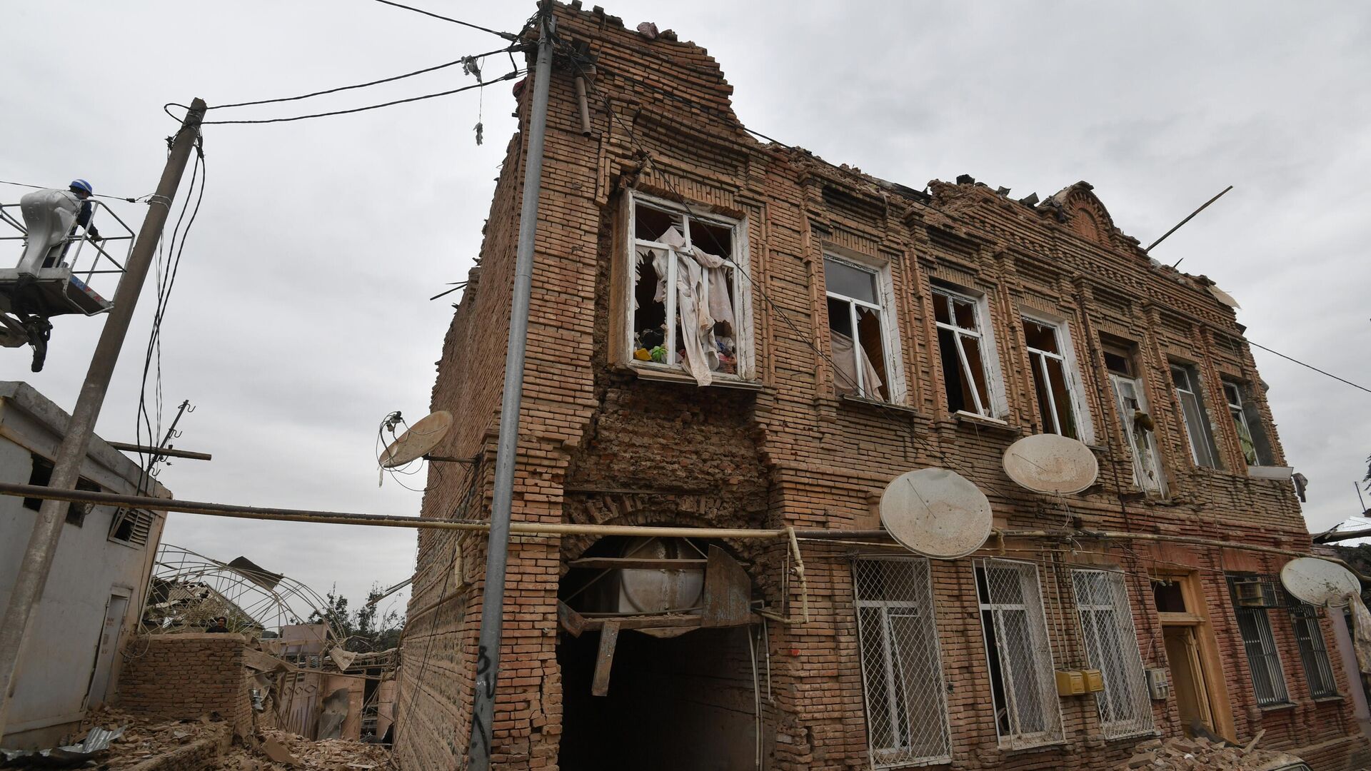 Жилой дом, разрушенный в результате обстрела города Гянджа - РИА Новости, 1920, 04.10.2020