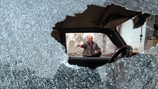 Автомобиль, поврежденный в результате обстрела в Степанакерте