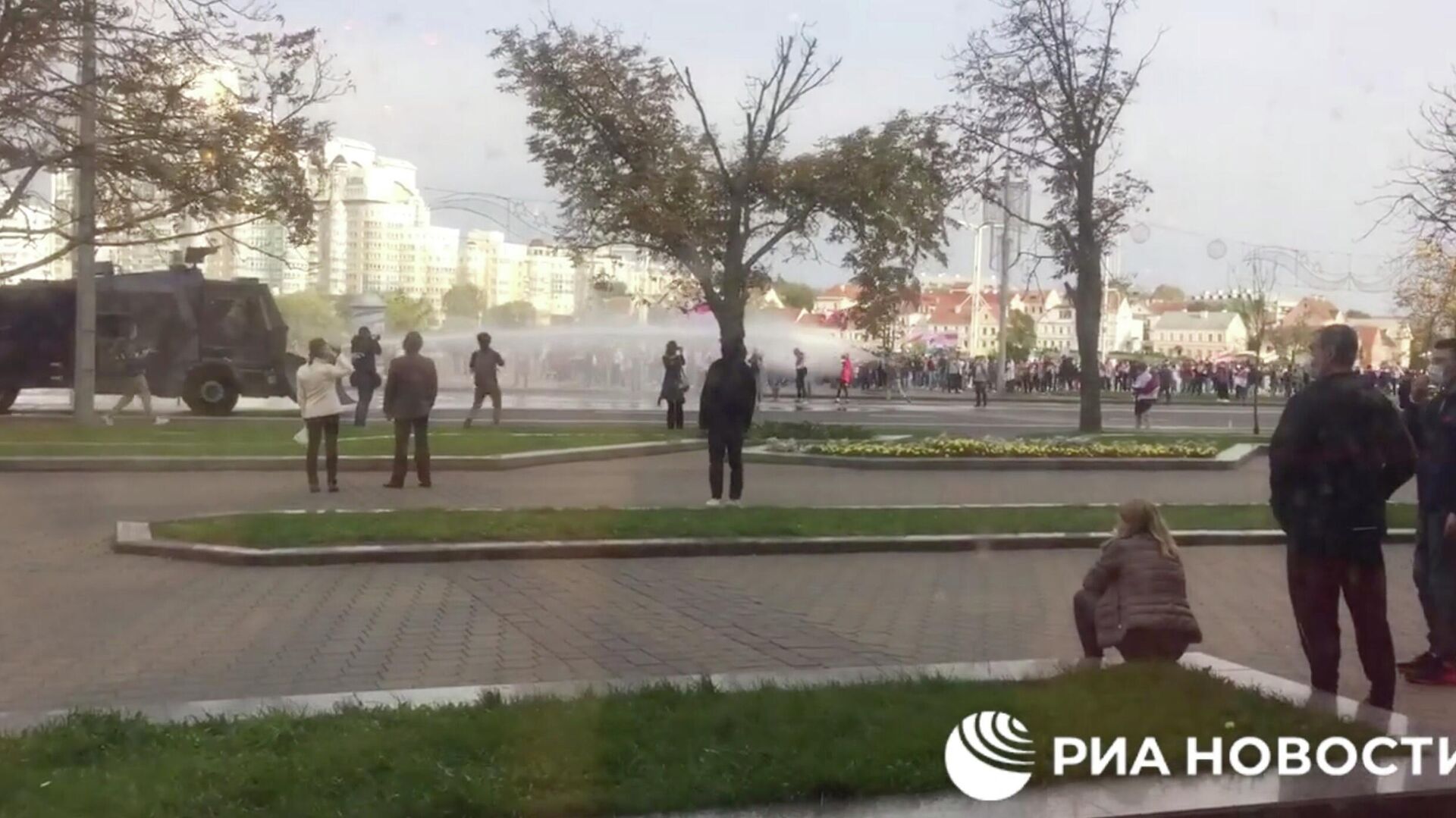 Милиция применила водометы против протестующих в Минске  - РИА Новости, 1920, 04.10.2020