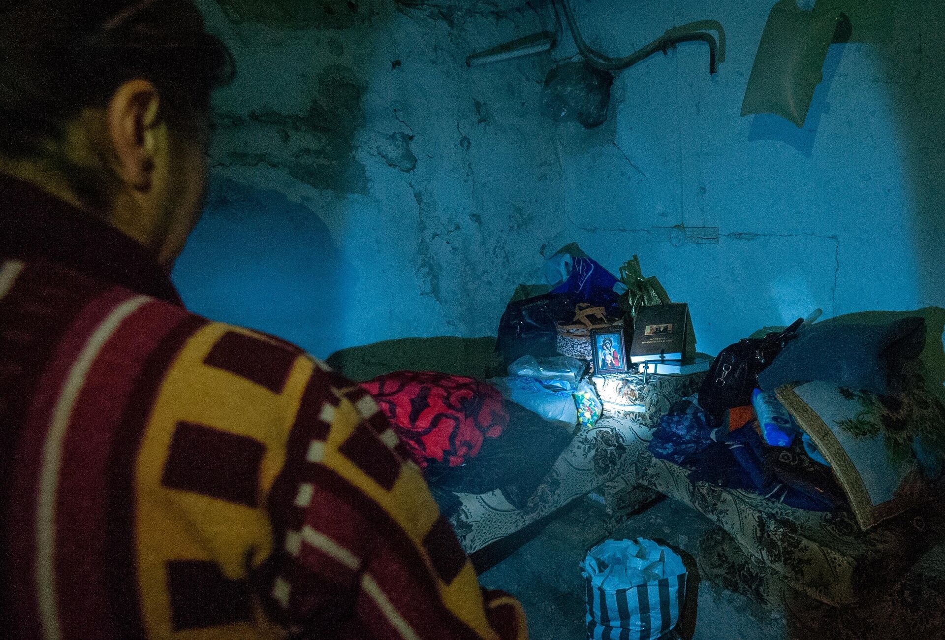 Жительница Степанакерта прячется в подвале своего дома во время обстрелов - РИА Новости, 1920, 09.10.2020