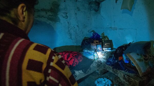 Жительница Степанакерта прячется в подвале своего дома во время обстрелов