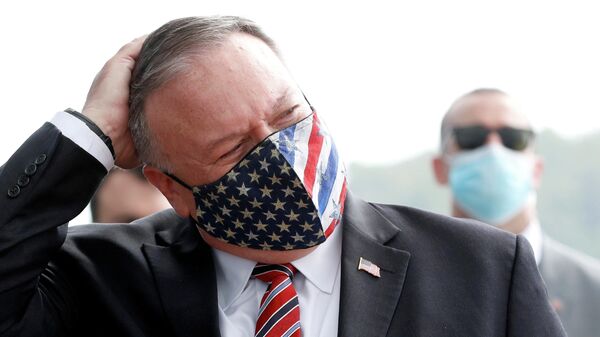 Госсекретарь США Майк Помпео в маске