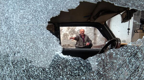 Автомобиль, поврежденный в результате обстрела в Степанакерте