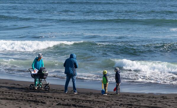 Семья отдыхает на Халактырском пляже Тихоокеанского побережья полуострова Камчатка