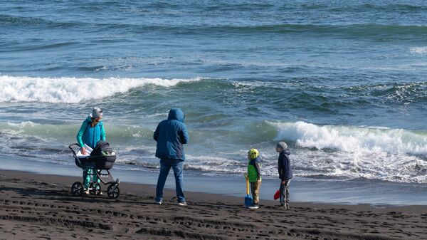 Семья отдыхает на Халактырском пляже Тихоокеанского побережья полуострова Камчатка