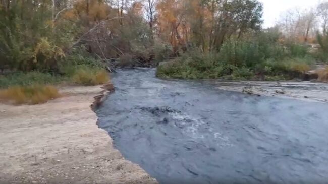 Скриншот видео слива черной жидкости в Иртыш