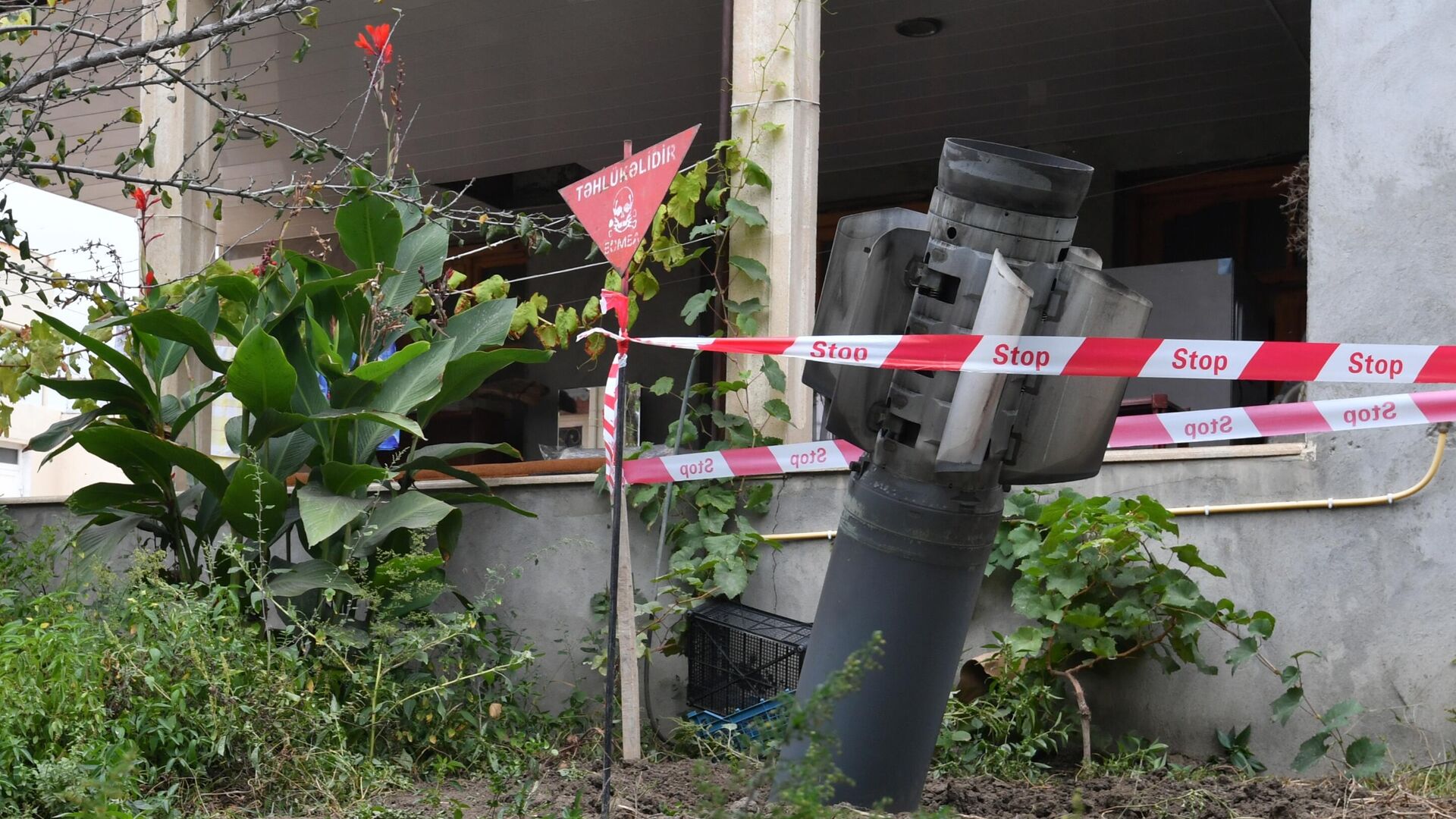 Неразорвашаяся ракета во дворе жилого дома в городе Гянджа - РИА Новости, 1920, 05.10.2020