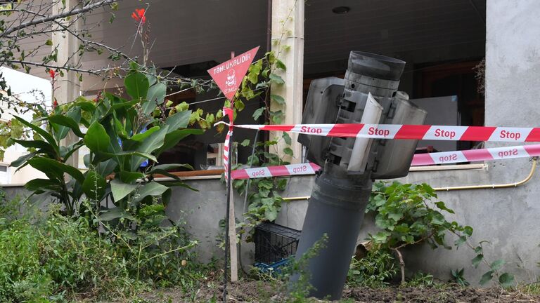 Неразорвашаяся ракета во дворе жилого дома в городе Гянджа
