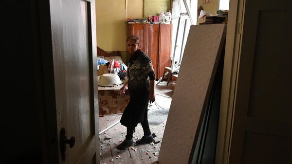 Жительница дома, разрушенного в результате обстрела города Гянджа