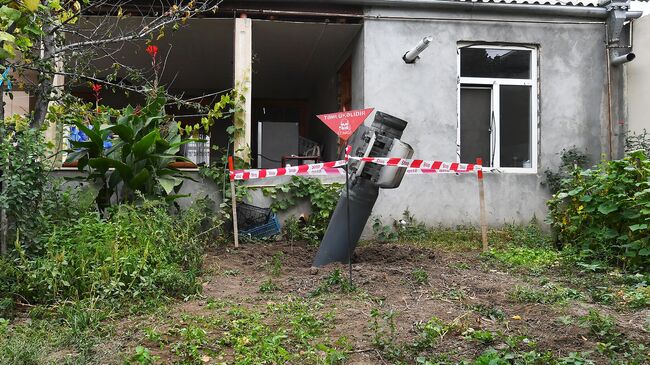 Неразорвашаяся ракета во дворе жилого дома в городе Гянджа