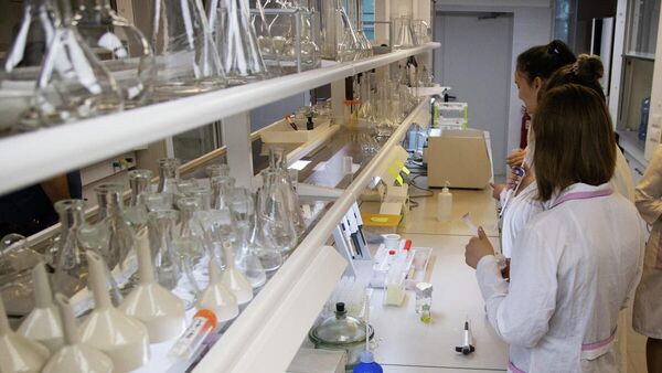 Химики в лаборатории УрФУ