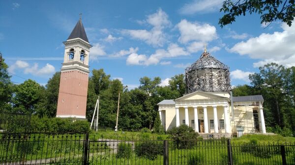 храм и колокольня в усадьбе Алексея Хомякова Богучарово (Тульская область) 